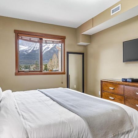 Alluring Mountain View Condo - Right In The Heart Of Downtown - Managed By Little Sister Getaways Canmore Buitenkant foto