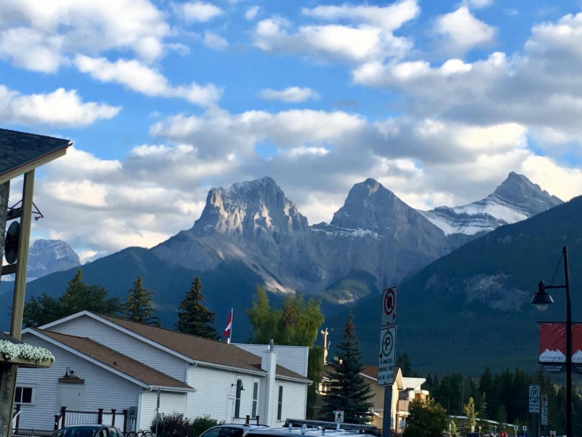 Alluring Mountain View Condo - Right In The Heart Of Downtown - Managed By Little Sister Getaways Canmore Buitenkant foto