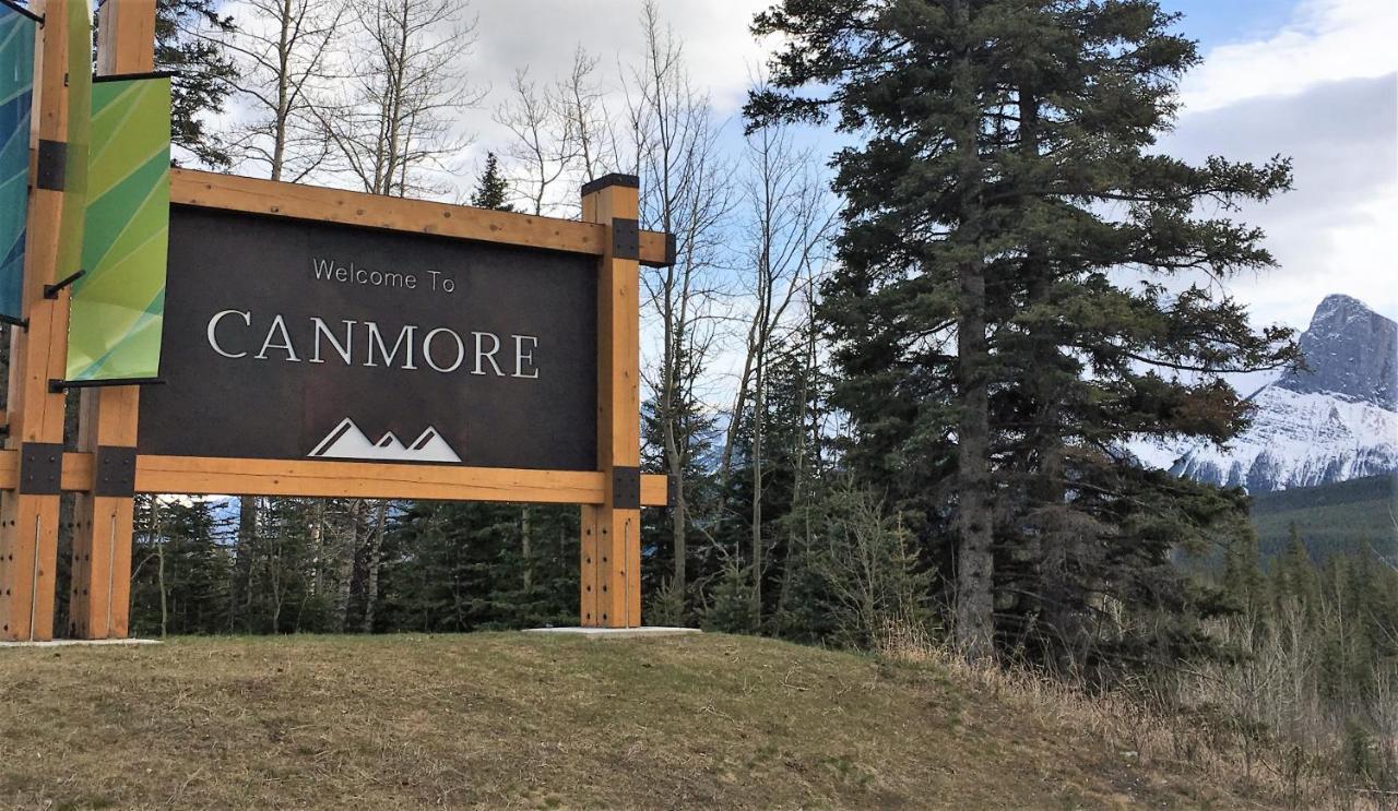 Alluring Mountain View Condo - Right In The Heart Of Downtown - Managed By Little Sister Getaways Canmore Buitenkant foto