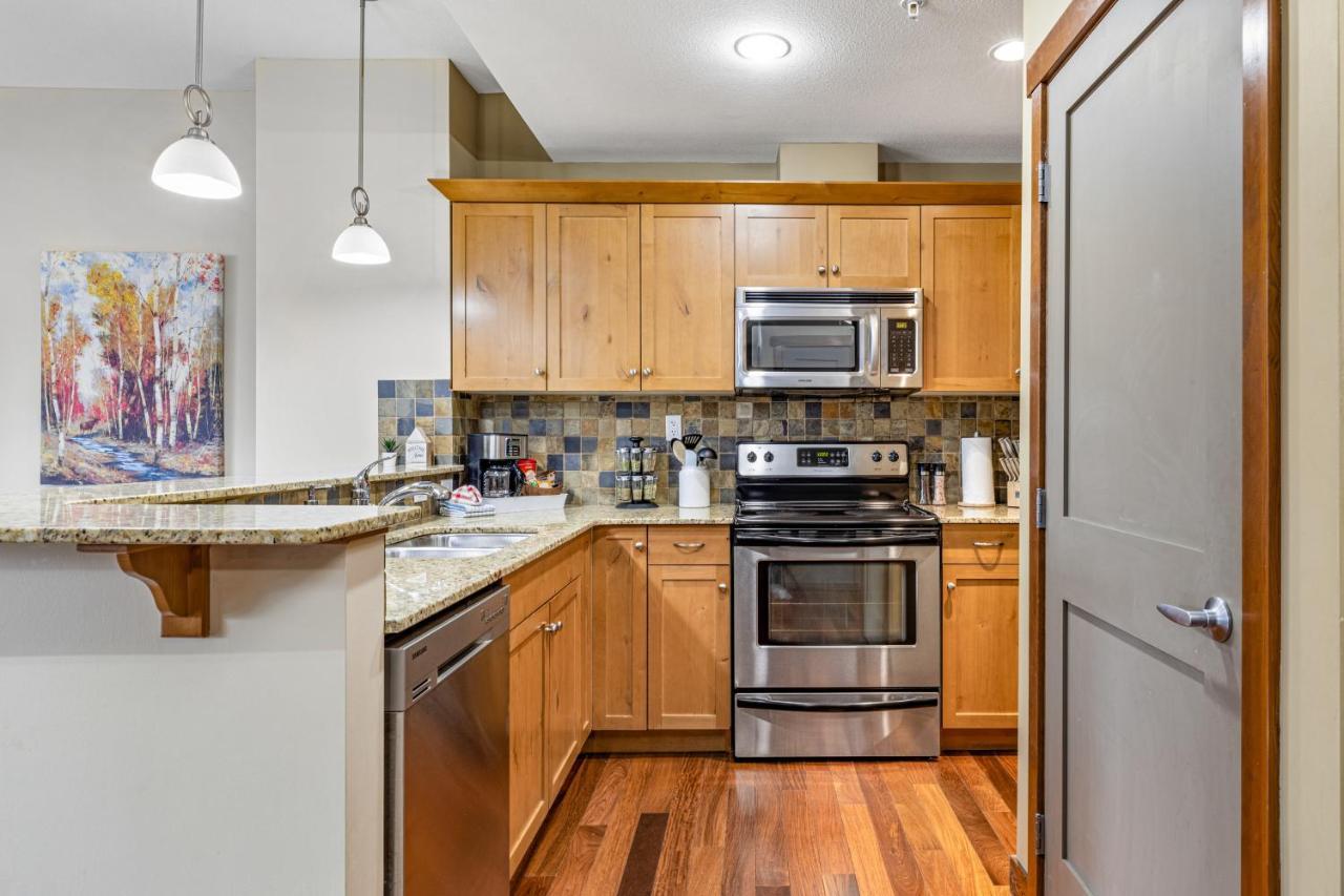 Alluring Mountain View Condo - Right In The Heart Of Downtown - Managed By Little Sister Getaways Canmore Buitenkant foto