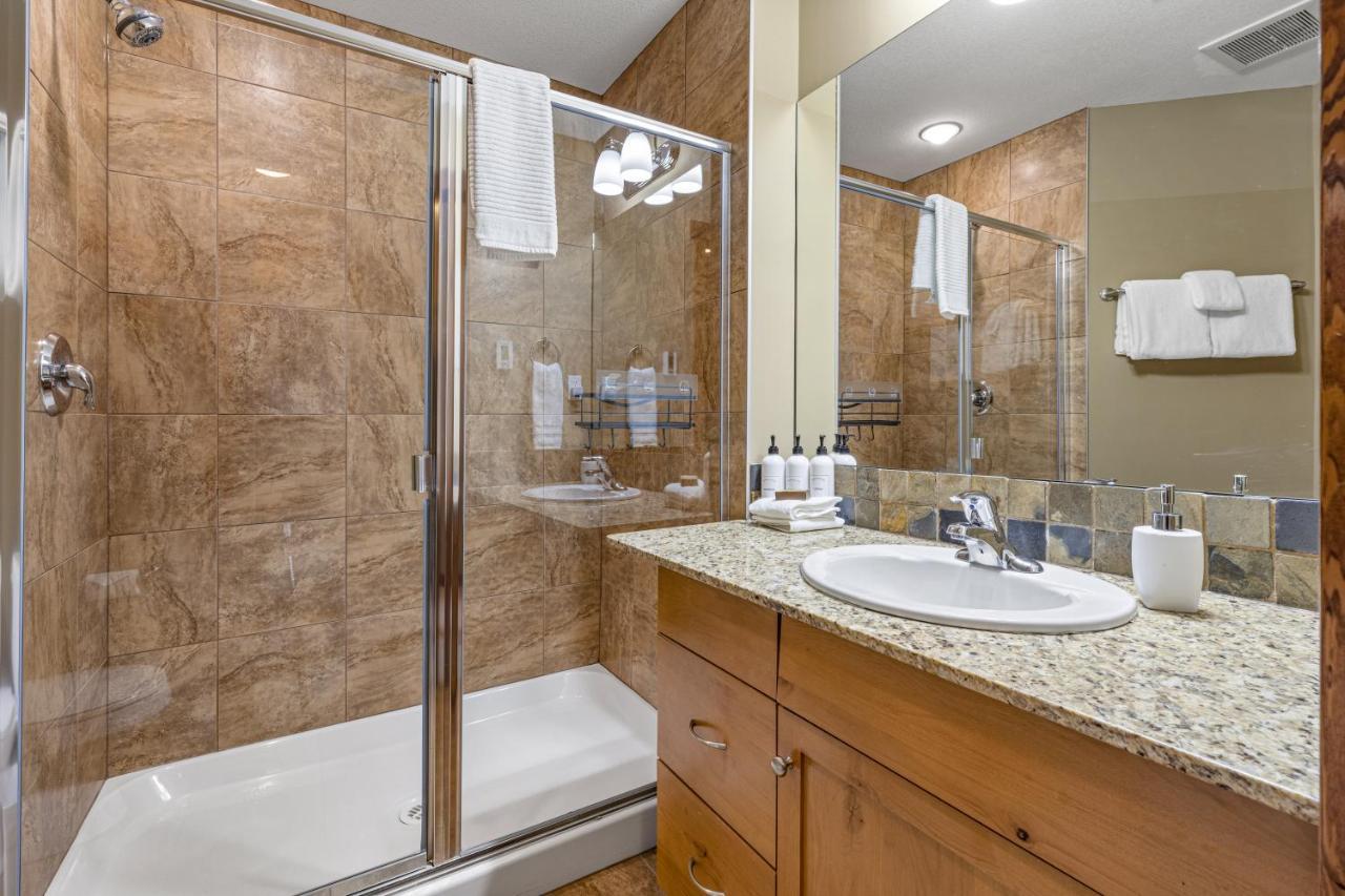 Alluring Mountain View Condo - Right In The Heart Of Downtown - Managed By Little Sister Getaways Canmore Buitenkant foto