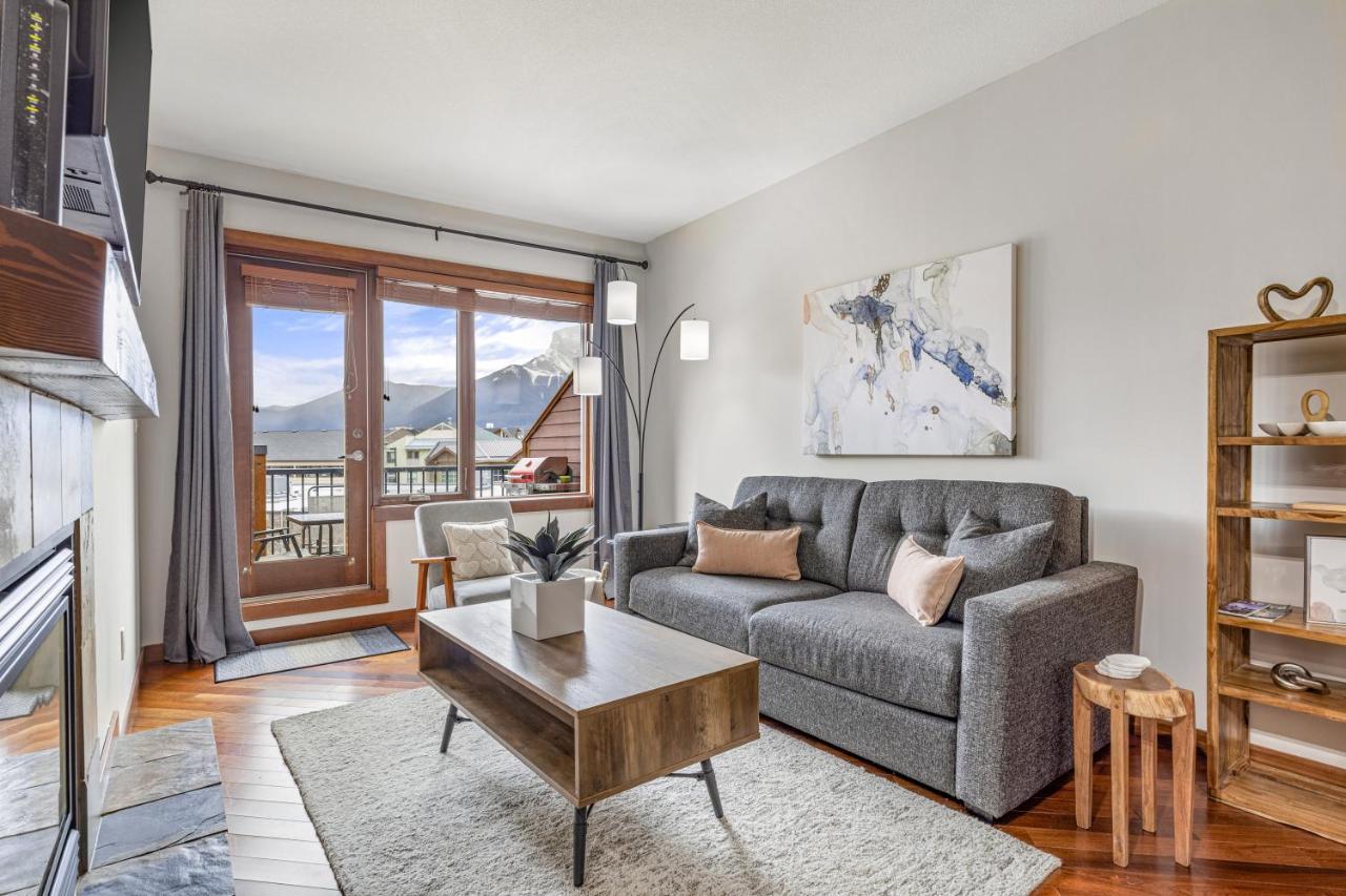 Alluring Mountain View Condo - Right In The Heart Of Downtown - Managed By Little Sister Getaways Canmore Buitenkant foto