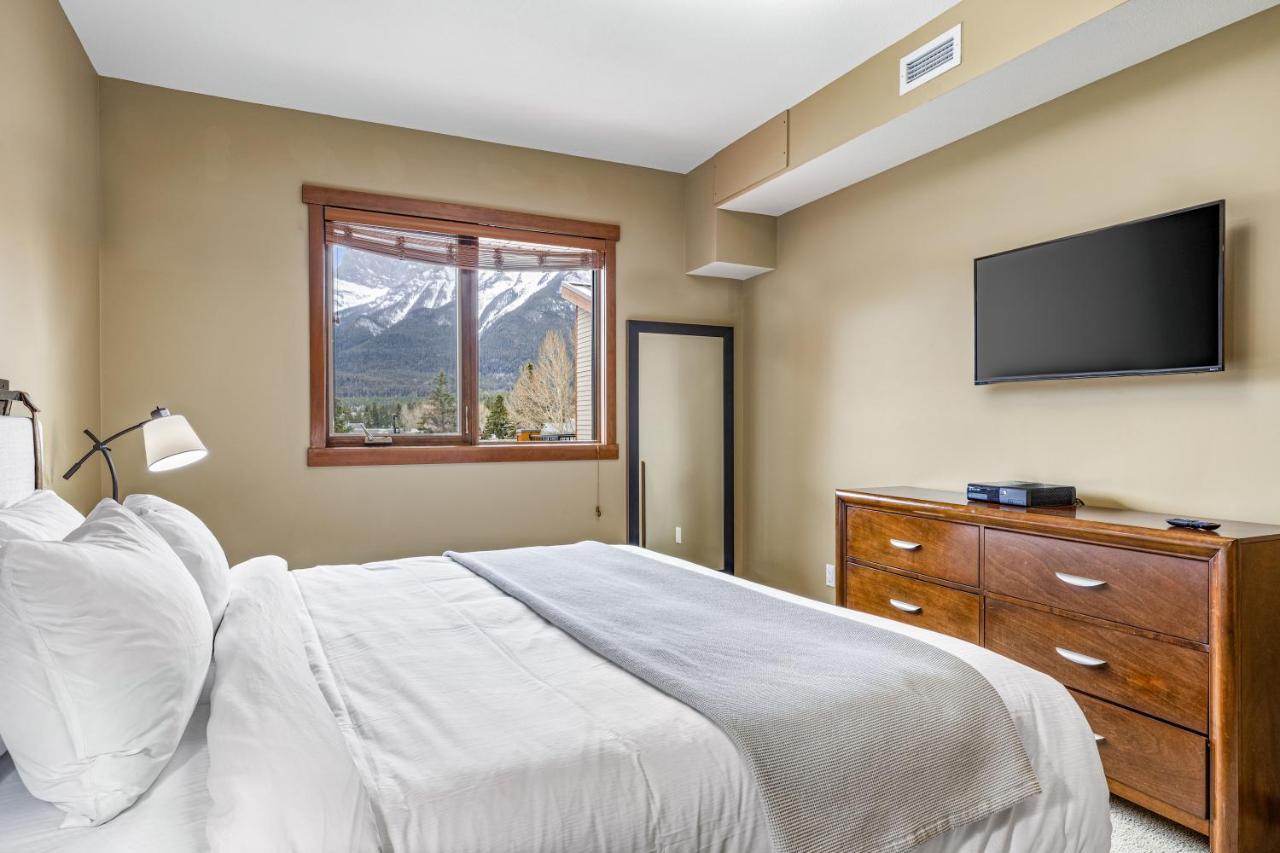 Alluring Mountain View Condo - Right In The Heart Of Downtown - Managed By Little Sister Getaways Canmore Buitenkant foto
