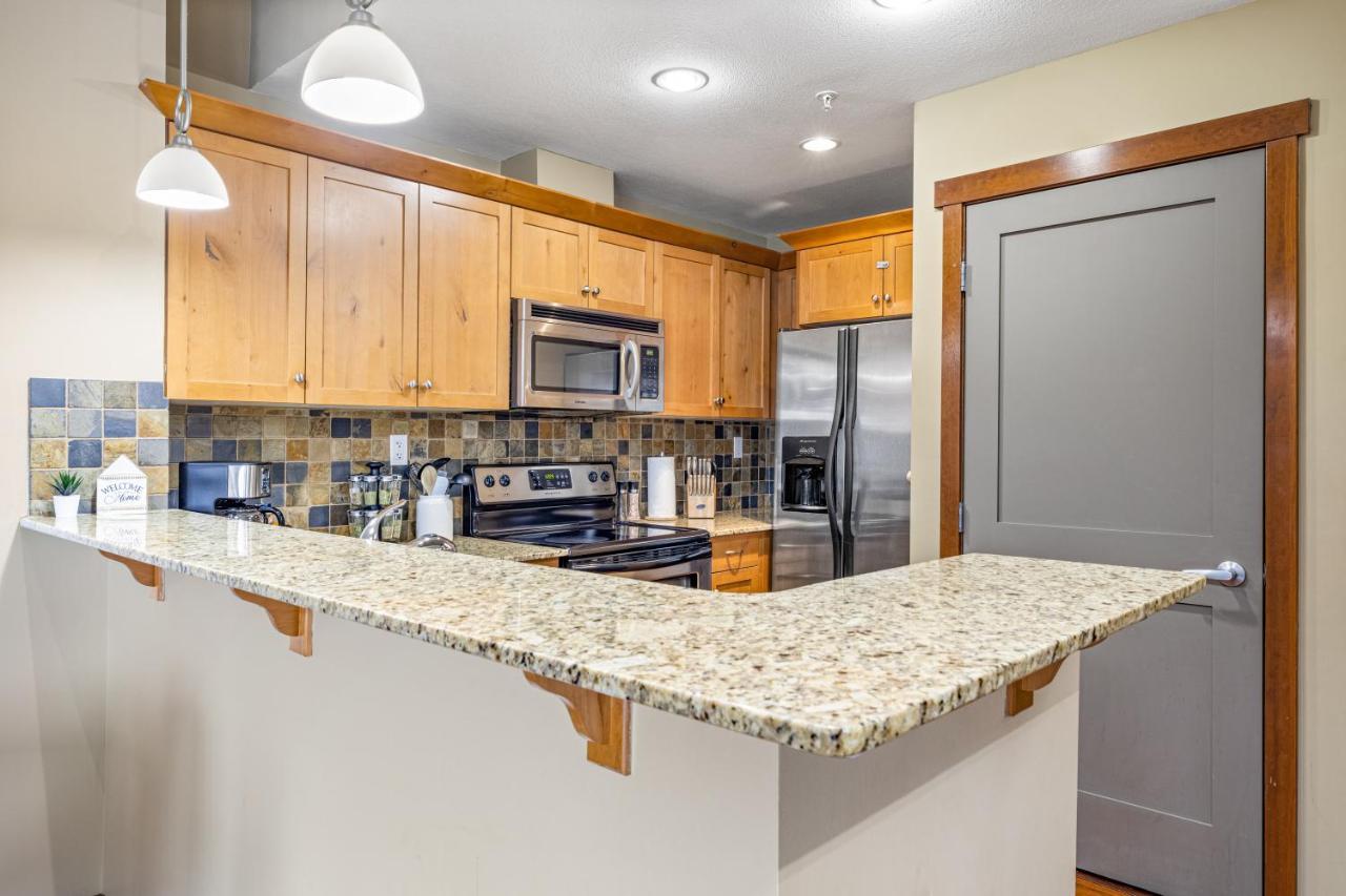 Alluring Mountain View Condo - Right In The Heart Of Downtown - Managed By Little Sister Getaways Canmore Buitenkant foto