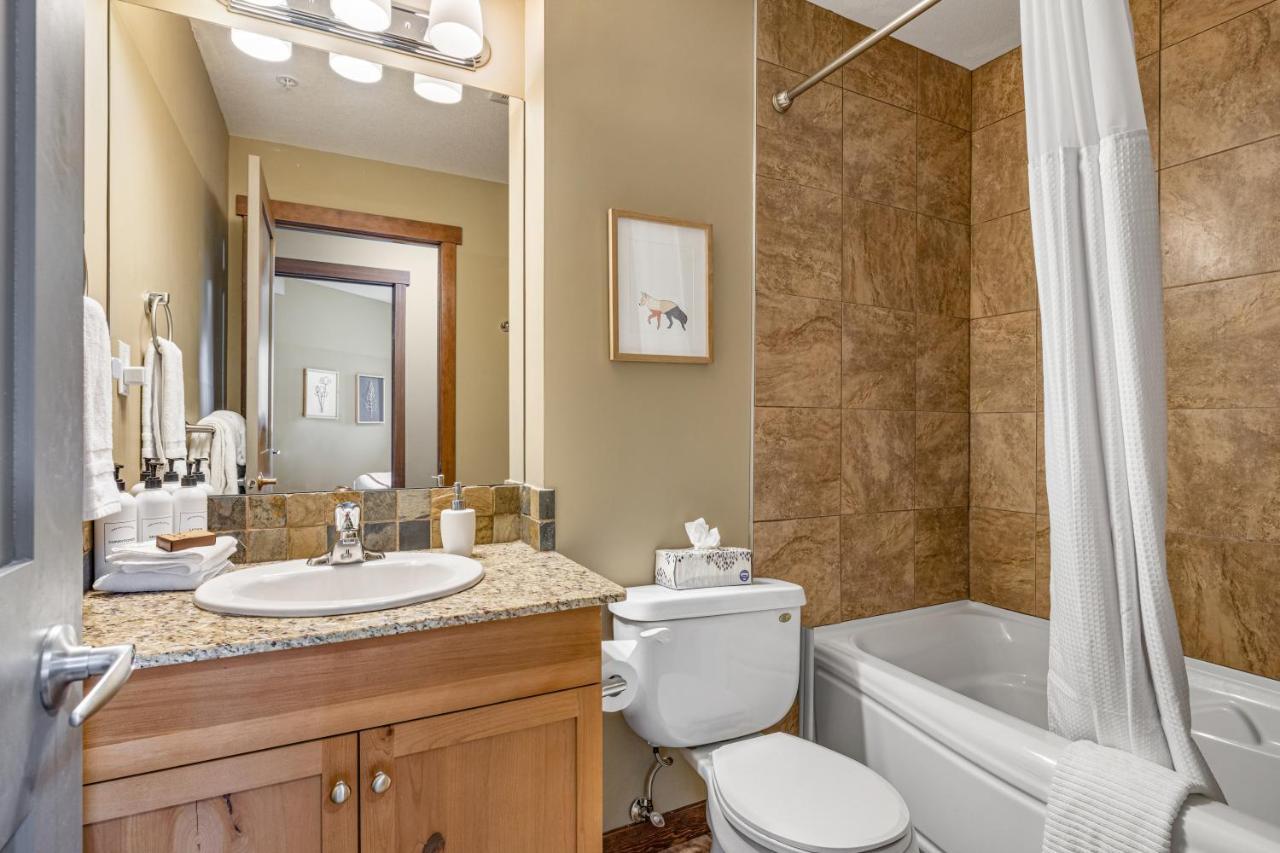 Alluring Mountain View Condo - Right In The Heart Of Downtown - Managed By Little Sister Getaways Canmore Buitenkant foto