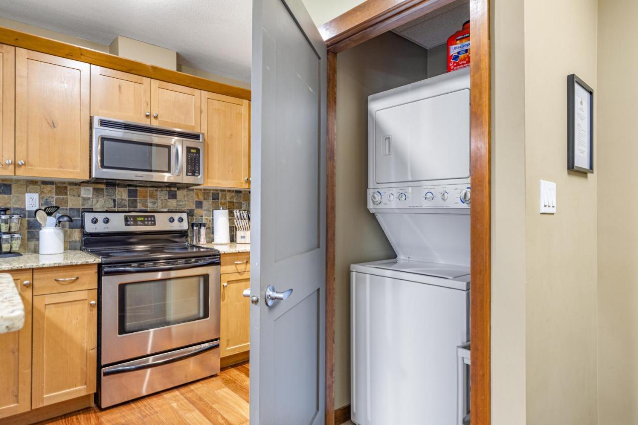 Alluring Mountain View Condo - Right In The Heart Of Downtown - Managed By Little Sister Getaways Canmore Buitenkant foto