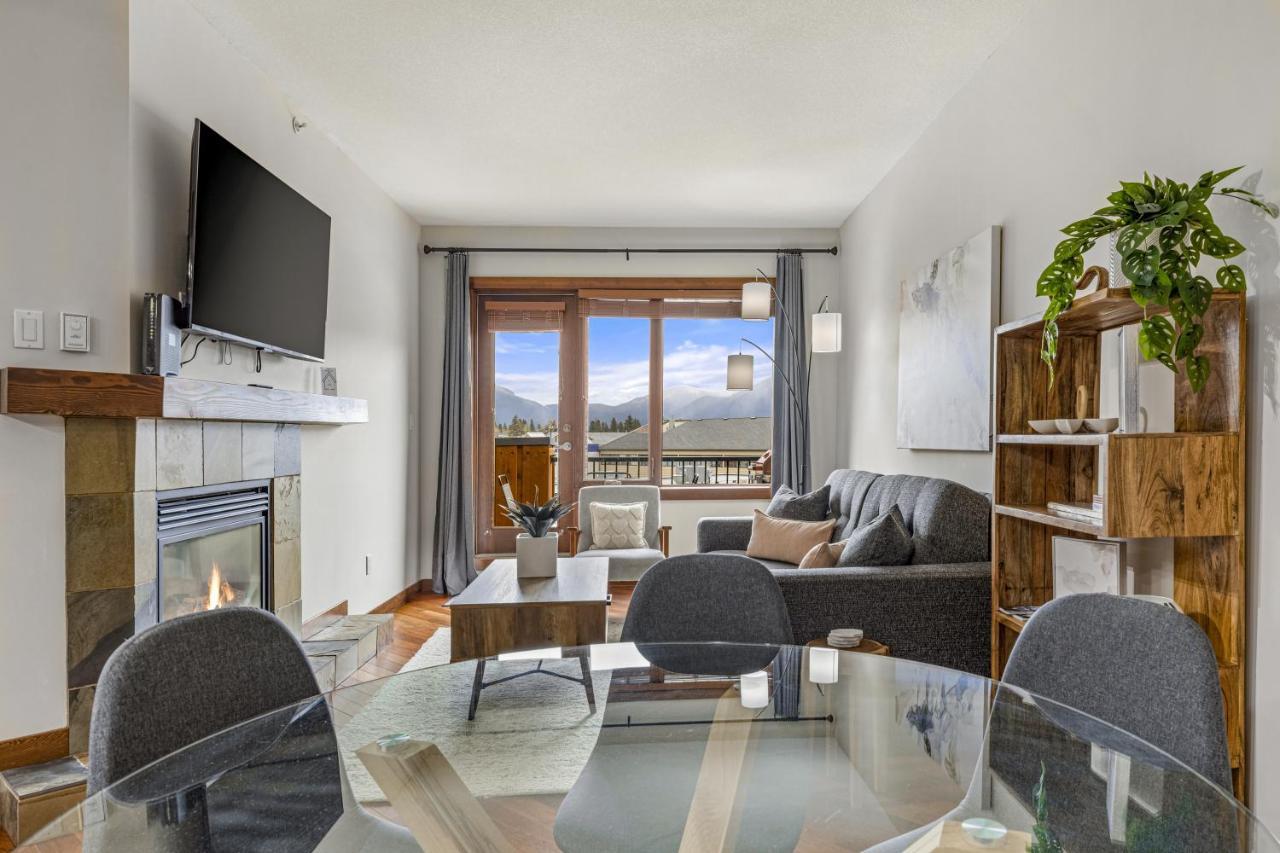 Alluring Mountain View Condo - Right In The Heart Of Downtown - Managed By Little Sister Getaways Canmore Buitenkant foto