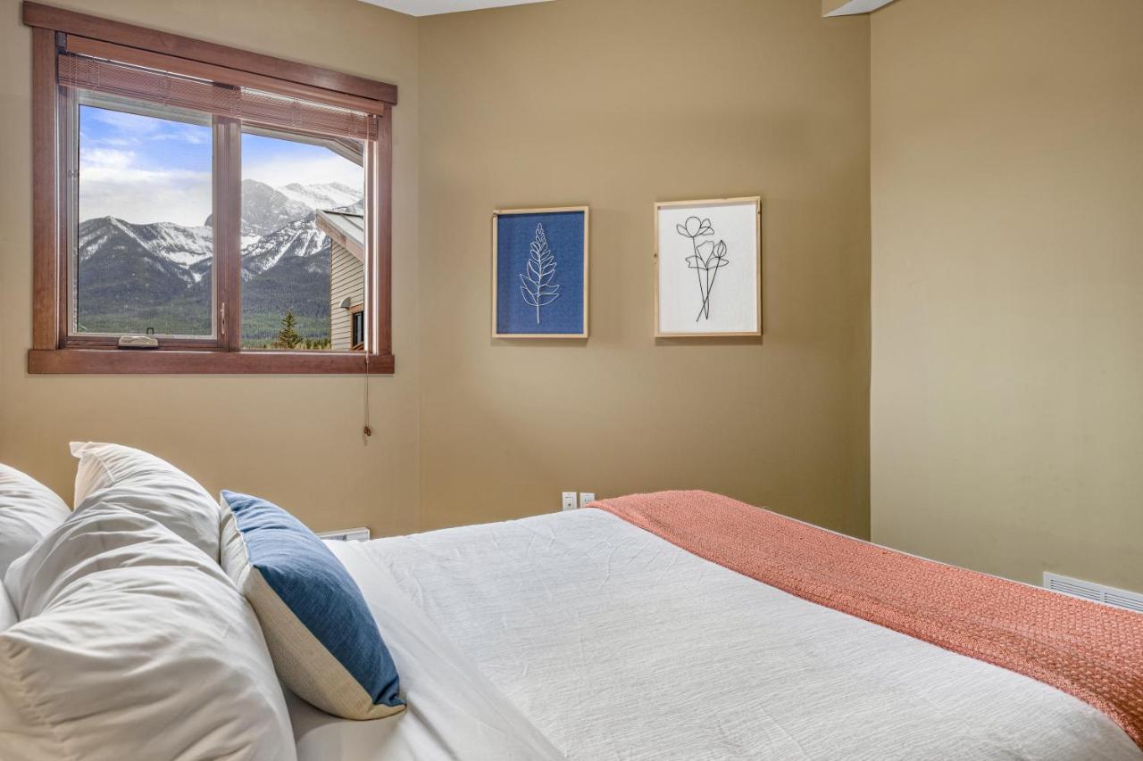 Alluring Mountain View Condo - Right In The Heart Of Downtown - Managed By Little Sister Getaways Canmore Buitenkant foto